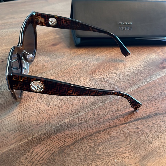 Authentic fendi sunglasses - Picture 3 of 3